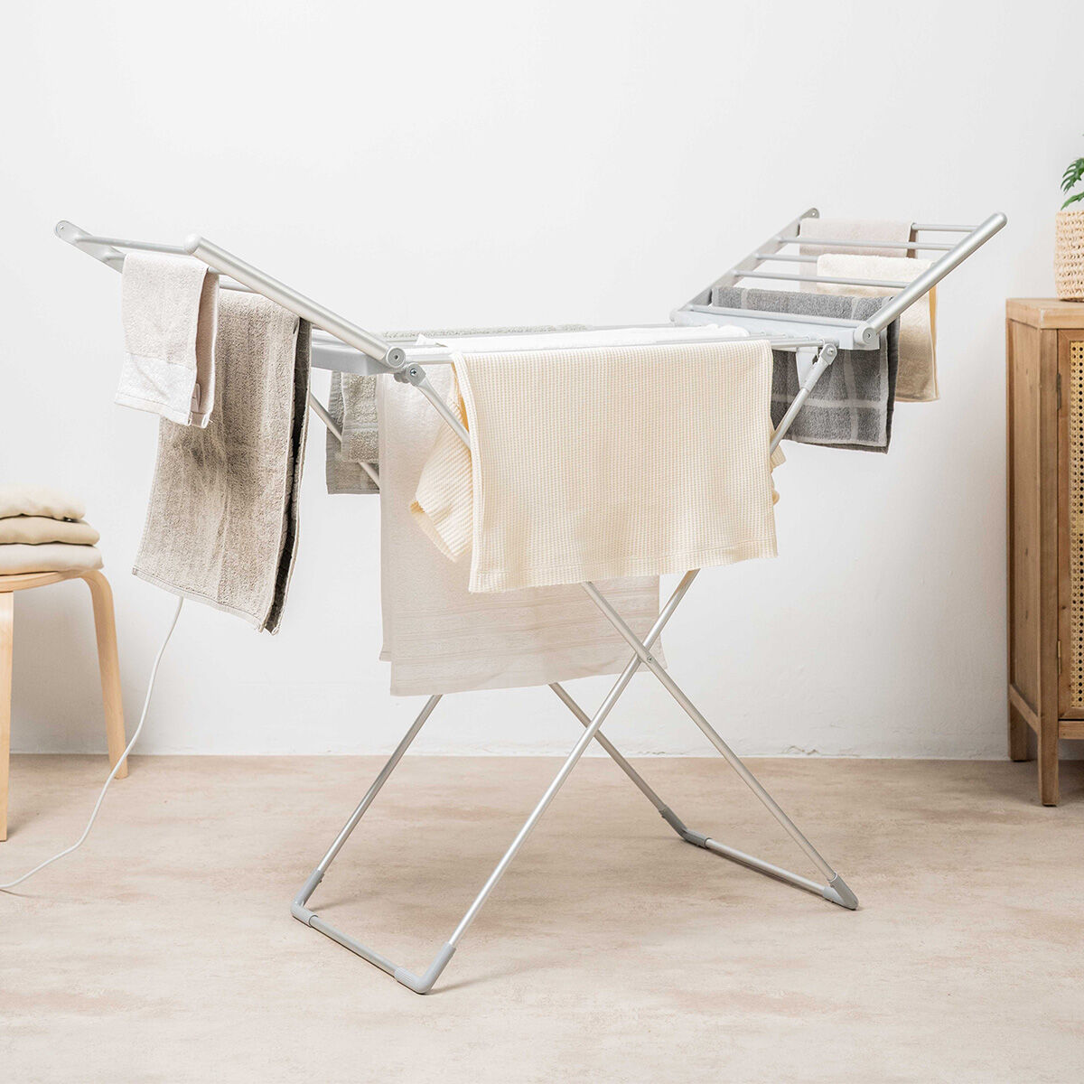 Étendoir Électrique Pliable InnovaGoods — Séchage Rapide, Écran Tactile, 20 Barres