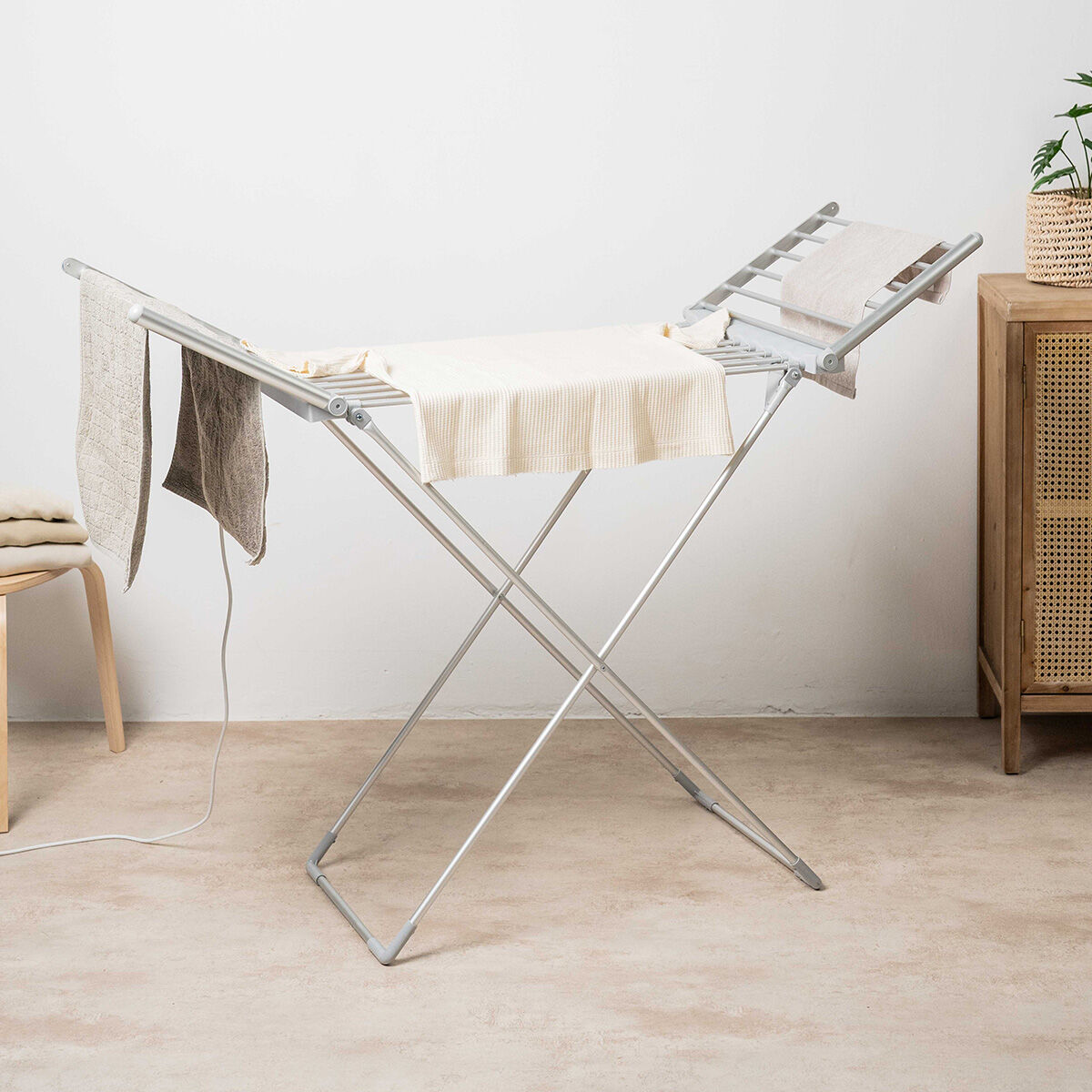 Étendoir Électrique Pliable InnovaGoods — Séchage Rapide, Écran Tactile, 20 Barres